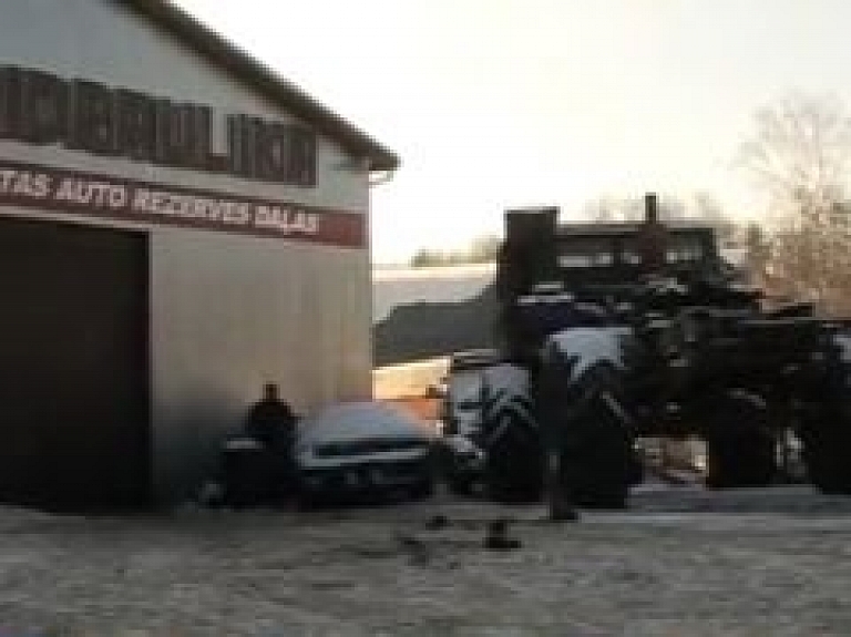 Pretrunīgas versijas par Tukumā sakosto puisi (video)