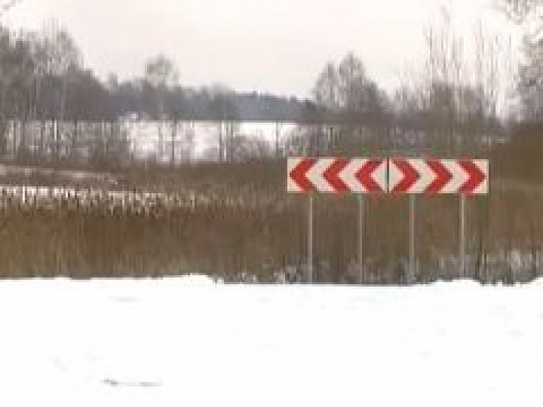 Neplāno uzstādīt aizsargbarjeru Izvaltas-Šķeltovas ceļa asajā pagriezienā (video)