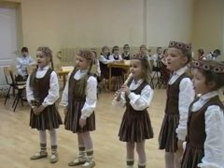 Jēkabpilī tautasdziesmu dziedāšanā atkal sacenšas "lakstīgalas" (video)