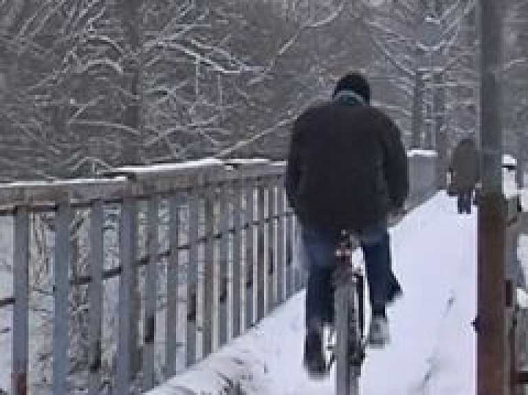 Jauniete Ogrē nokrīt no gājēju tilta uz upes ledus (video)