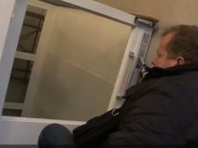 Rīgā tikai dažas aptiekas pieejamas cilvēkiem ar īpašām vajadzībām (video)