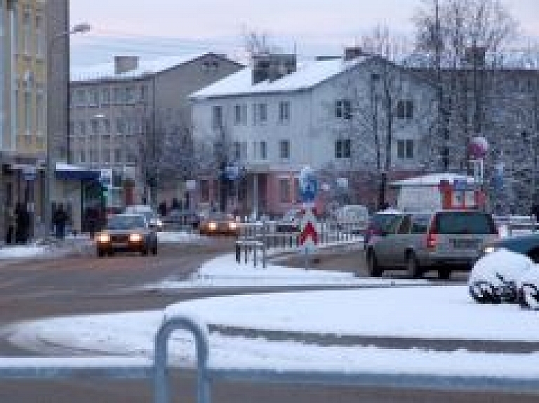 Apstiprina noteikumus par nekustamā īpašuma nodokļa piemērošanu Valmieras pilsētā