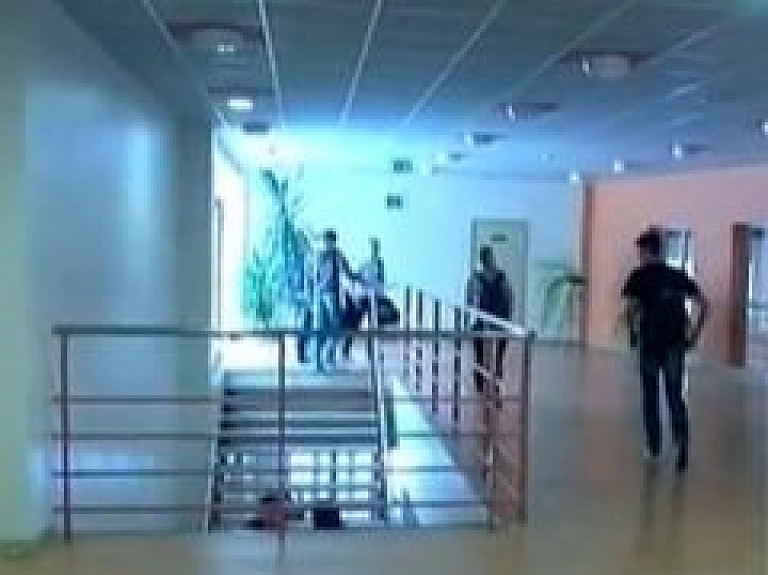 Rīgas skolās izmēģina e-talona izmantošanu skolēnu reģistrācijai mācību iestādē (video)