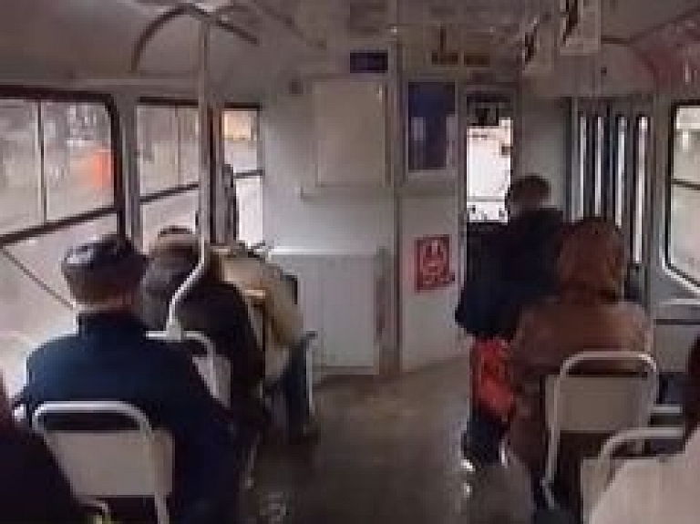 Rīdzinieki sūdzas par sabiedriskā transporta vadītāju braukšanas kultūru (video)