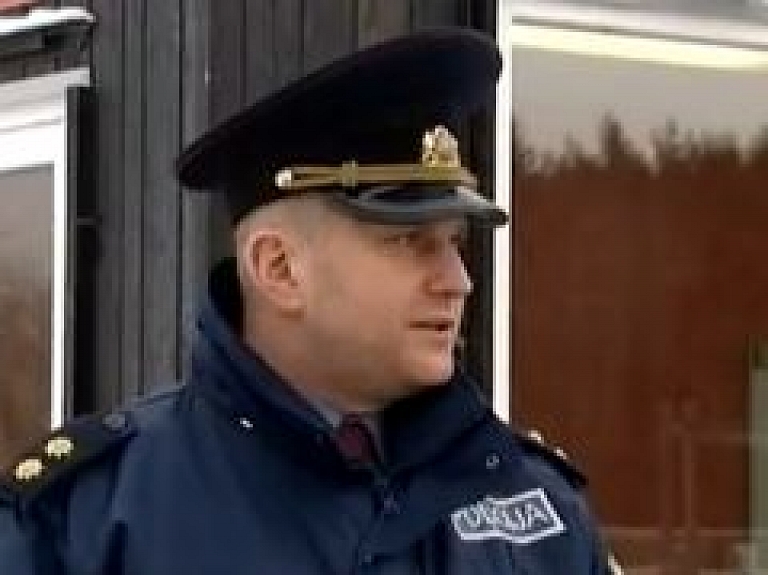 Policisti turpmāk mērīs riepu protektora dziļumu (video)