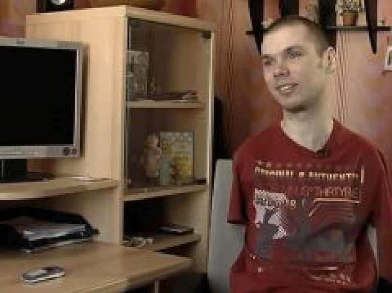 Puisis no Vecbebriem zaudē abas rokas, spēlējot paslēpes (video)