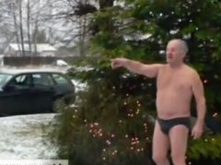 Puskails Ķeguma iedzīvotājs protestē pie domes (video)