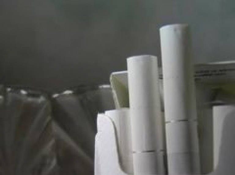 Jēkabpilī kampaņas ietvaros cīnās pret kontrabandas cigaretēm (video)