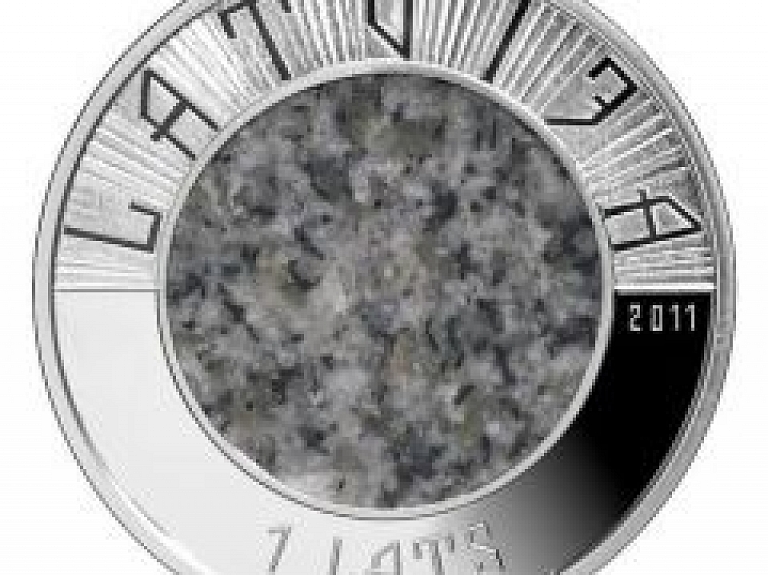 Jaunā piemiņas monēta granīts sudrabā pieejama arī Jelgavā