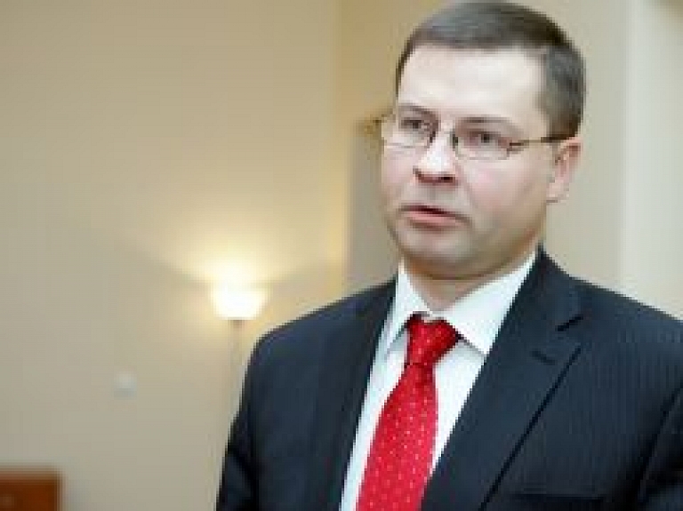 Dombrovskis: Latvija eiro ieviešanā stratēģiju mainīt neplāno