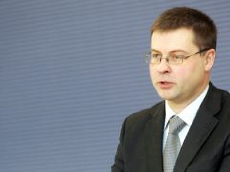 Dombrovskis: pakāpeniska darbaspēka nodokļu samazināšana jāsāk 2013.gadā