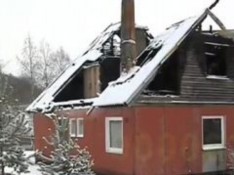 Gulbenes novadā ģimene pēc ugunsgrēka lūdz līdzcilvēku atbalstu (video)