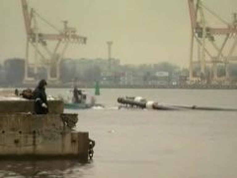 Rīgā no piestātnē ieskrējuša kuģa Daugavā ieplūdusi tonna eļļas (video)