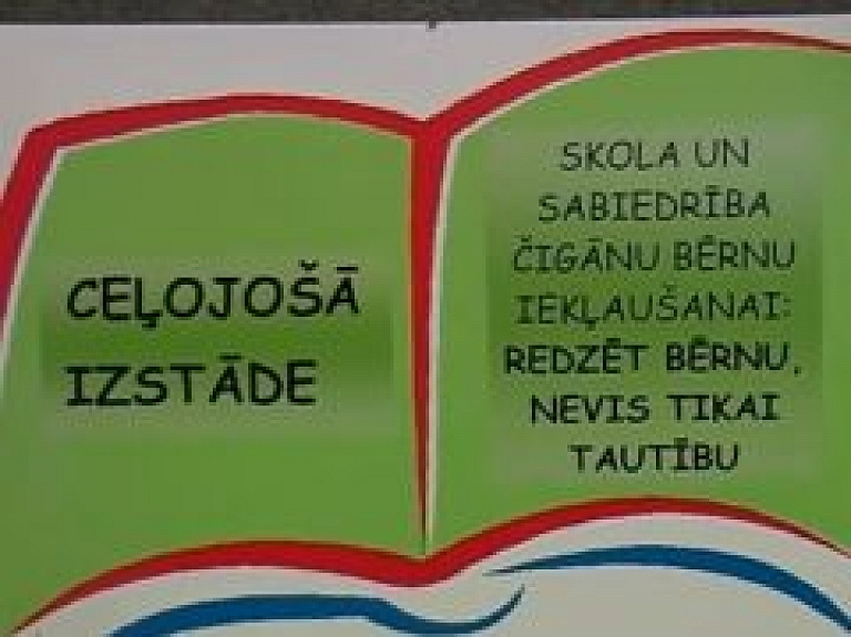 Jēkabpilī atklāta ceļojošā izstāde par čigānu jeb romu kultūru (video)