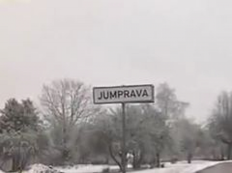 Jumpravā bāriņtiesa, iespējams, baumu dēļ bērnu ievieto krīzes centrā (video)