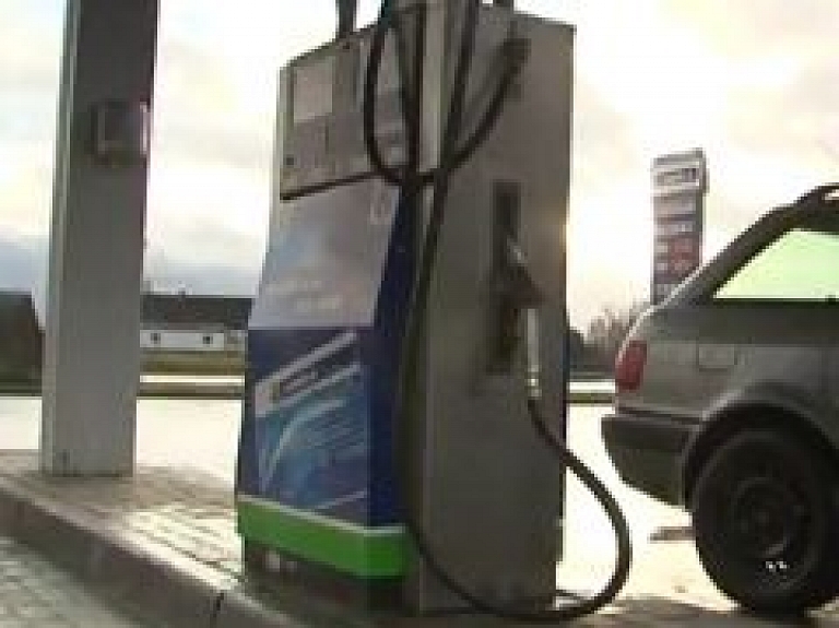 Ārpus pilsētām pagājušajā gadā samazinājušies degvielas pārdošanas apjomi (video)