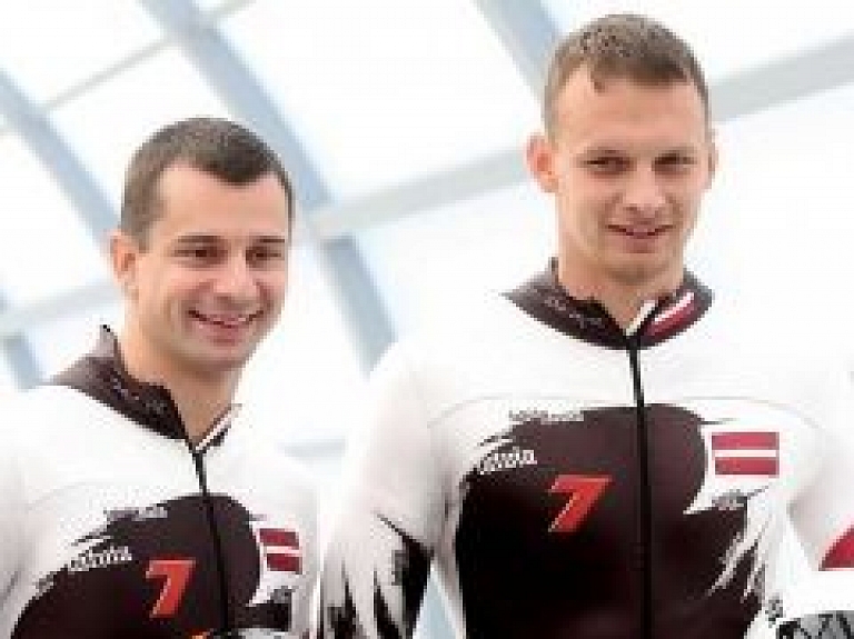 Martins Dukurs trešo gadu pēc kārtas kļūst par Eiropas čempionu; Tomasam Dukuram sudrabs