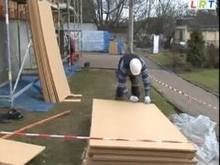Krāslavā ar kaņepju spaļiem siltina sociālā dienesta ēku (video)