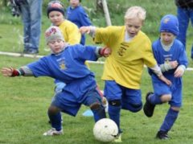 Rīgas 62.vidusskolas sporta klubs SUPER NOVA tiek pie jauna futbola inventāra (galerija)