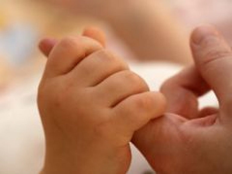 Jēkabpils pašvaldība nolemj atjaunot bērna piedzimšanas pabalstu