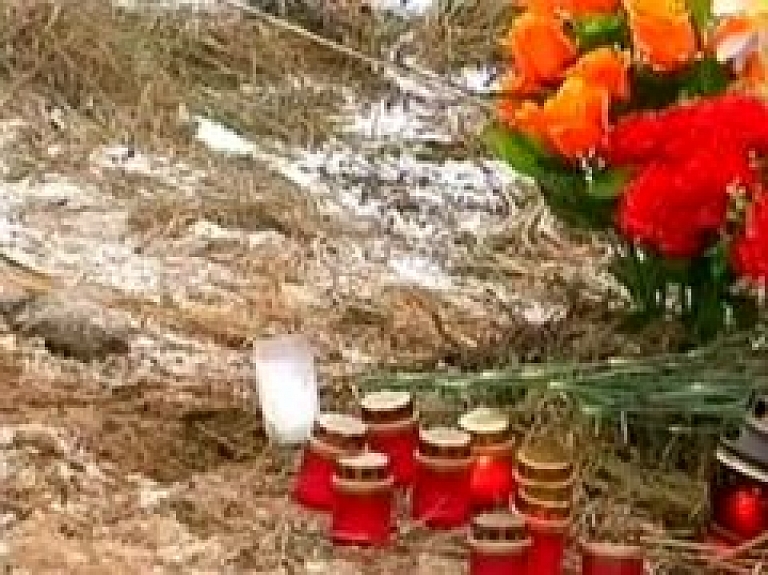 Traģiskās autoavārijas vietā Krāslavas novadā deg sveces; vietējie iedzīvotāji par notikušo šokā (video)