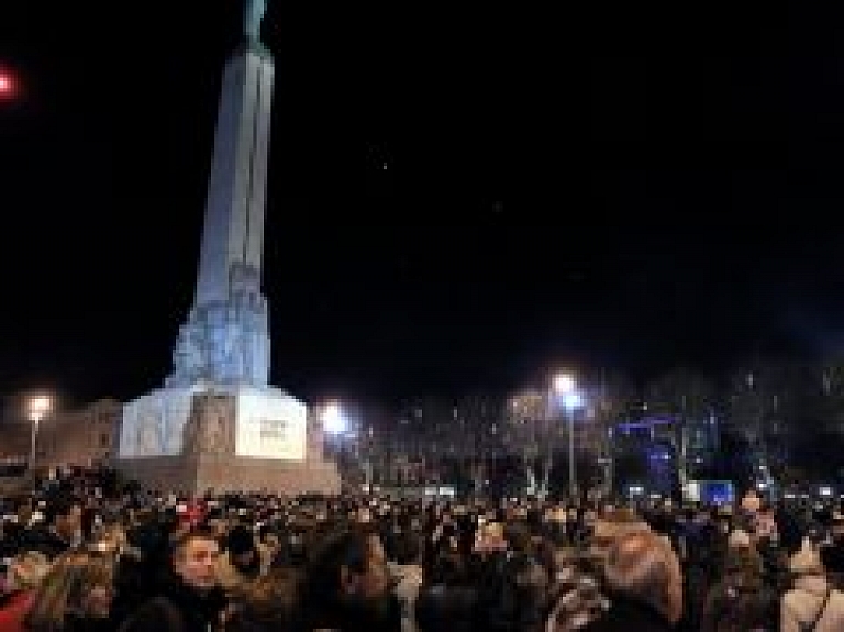 Rīgas centrā Jauno gadu sagaidījuši vairāk nekā 30 000 cilvēku (video) - papildināts