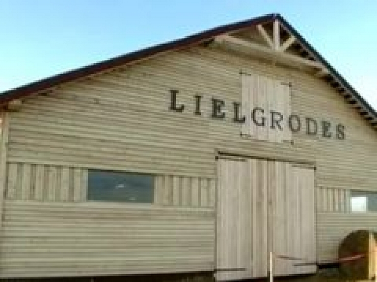 Allažu pagasta Lielgrodu saimniecībā atjaunota kazu kūts (video)