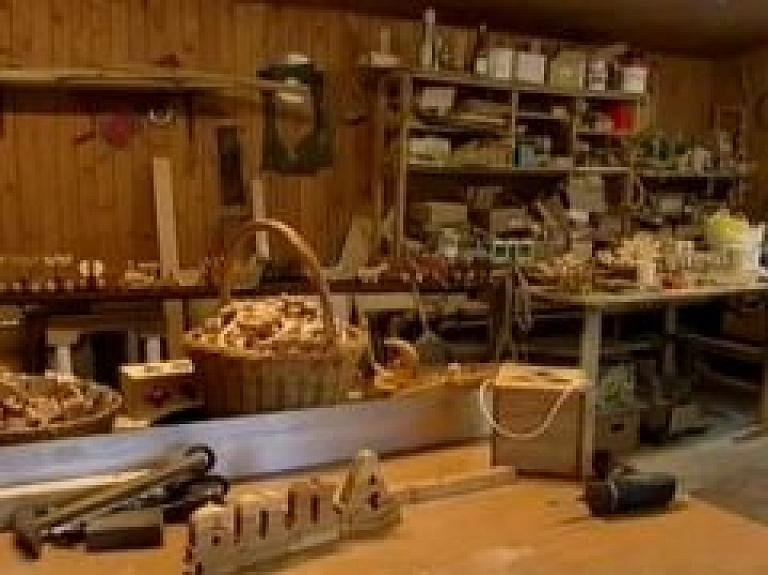 Ģimene no Siguldas veido koka rotaļlietas (video)