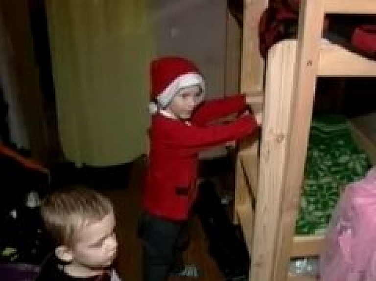 Jelgavas pievārtē dzīvojošai trūcīgai ģimenei pēc sižeta televīzijā atrod mājvietu (video)