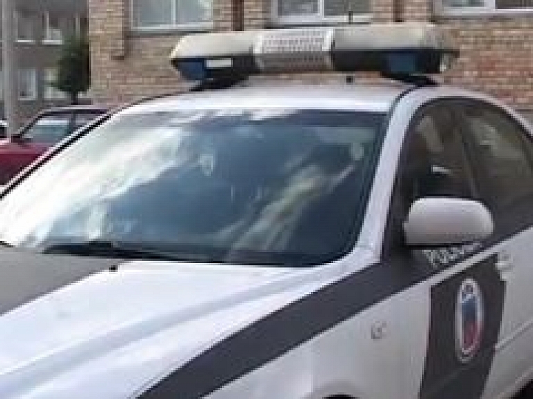 Gulbenes policists aizvien netiek tiesāts pierādījumu trūkuma dēļ (video)