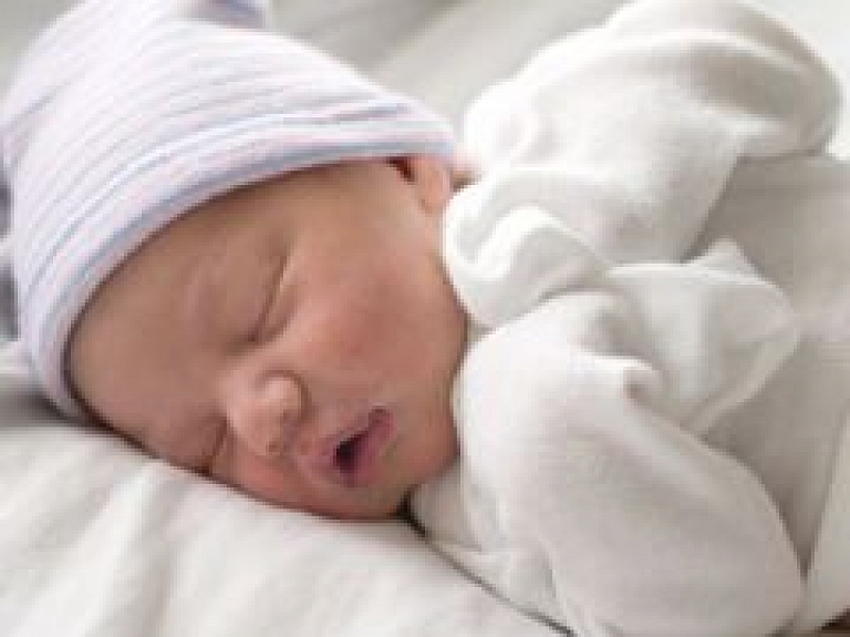 Rīgas domes priekšsēdētājs sveic trīnīšu ģimeni un pasniedz sudraba monētas (video)