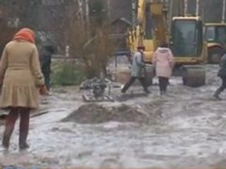 Ieilgušo remontdarbu dēļ Zvejniekciemā iela slīgst dubļos (video)
