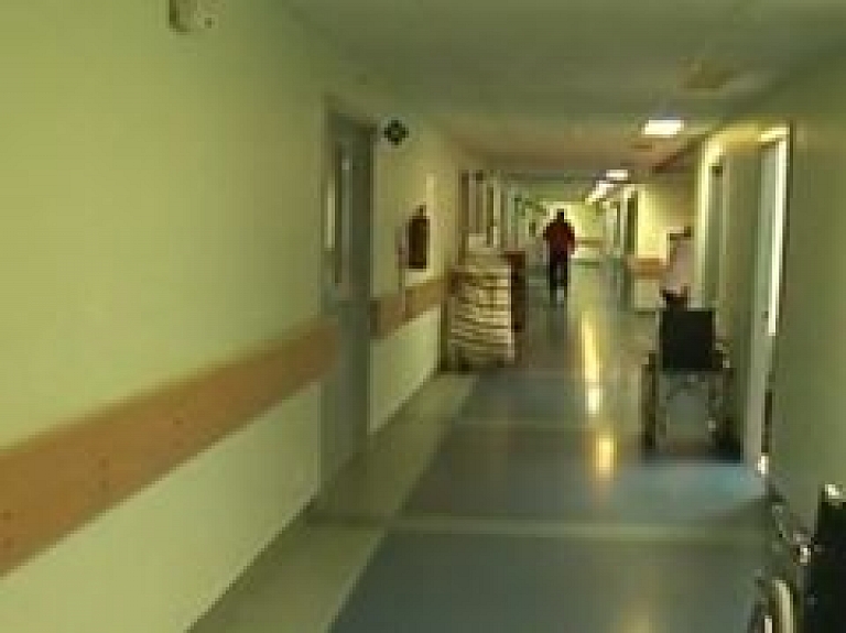 Kuldīgas slimnīcas ārstus vaino sirmgalves pēkšņā nāvē (video)