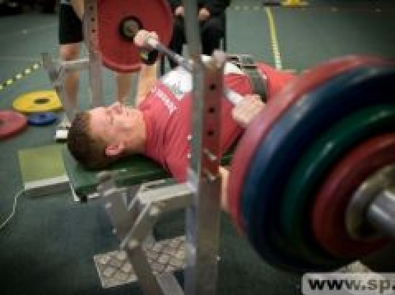 Jelgavā noslēdzies Latvijas čempionāts spiešanā guļus bez ekipējuma