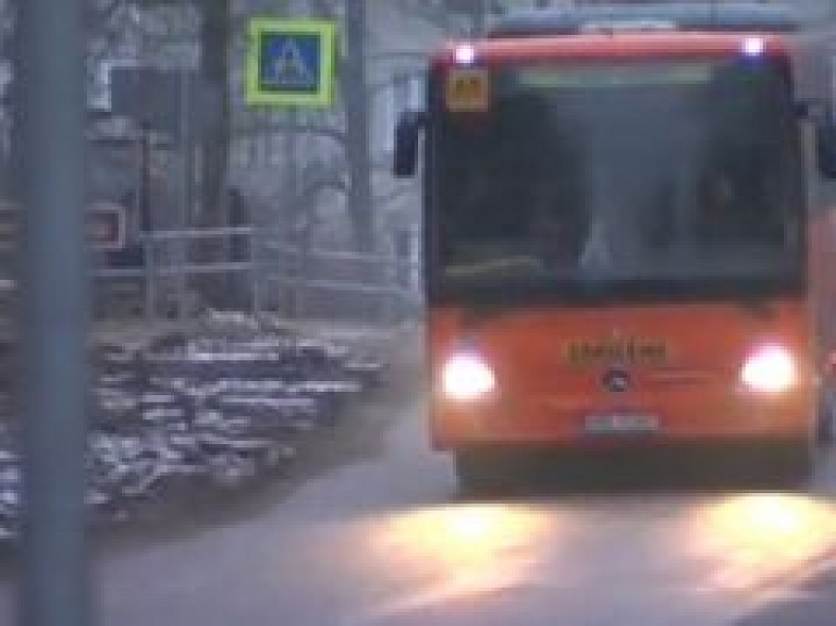 Bērniem no Laidzes pagasta Stūrīšiem uz skolu Talsos jāiet kājām vairākus kilometrus (video)