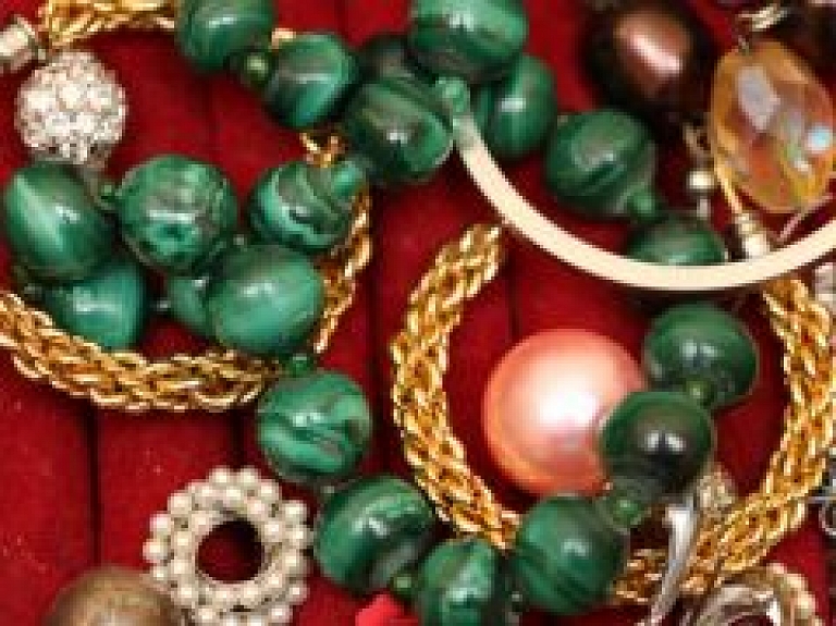 Siguldas novada bibliotēkā skatāma  Pērlīšu mākslas pulciņa dalībnieku darbu izstāde