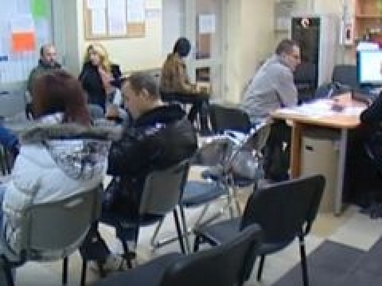 "Simtlatnieku" programmu nomainīs pagaidu darbi (video)