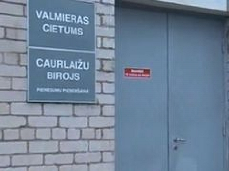 Raidījums: ieslodzīta jaunieša tuvinieki pauž satraukumu par piekaušanu Valmieras cietumā (video)