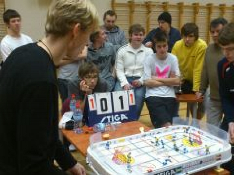 Jēkabpils galda hokejisti ar labiem rezultātiem piedalās sacensībās Rīgā (galerija)