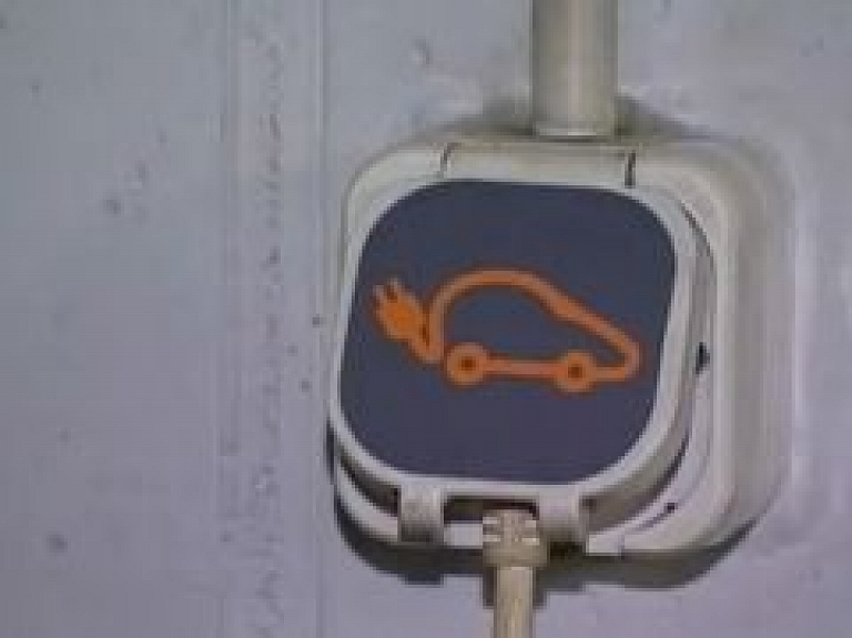 Četrās Rīgas pazemes autostāvvietās var uzlādēt elektromobiļus (video)