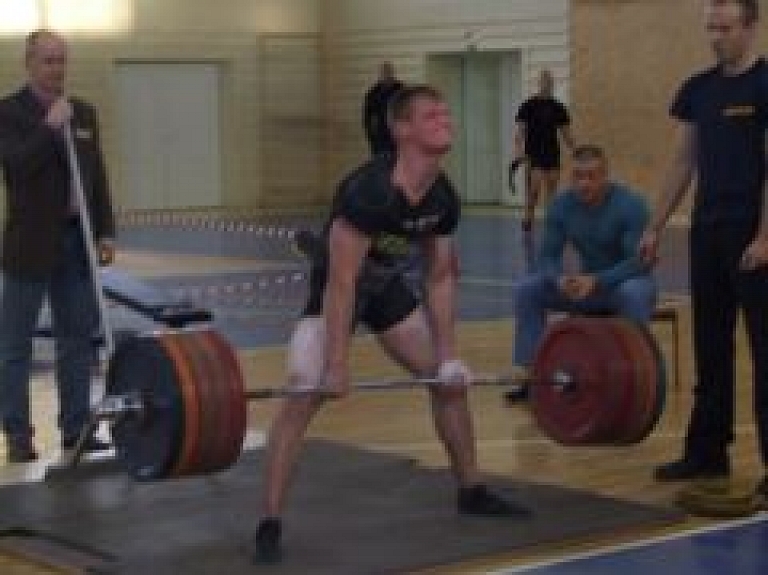 Jēkabpilī sadalītas medaļas spēka trīscīņā (galerija)