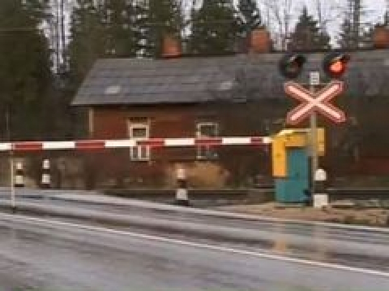 Uz Kandavas dzelzceļa stacijas pārbrauktuves kravas busiņš taranē tās barjeru (video)