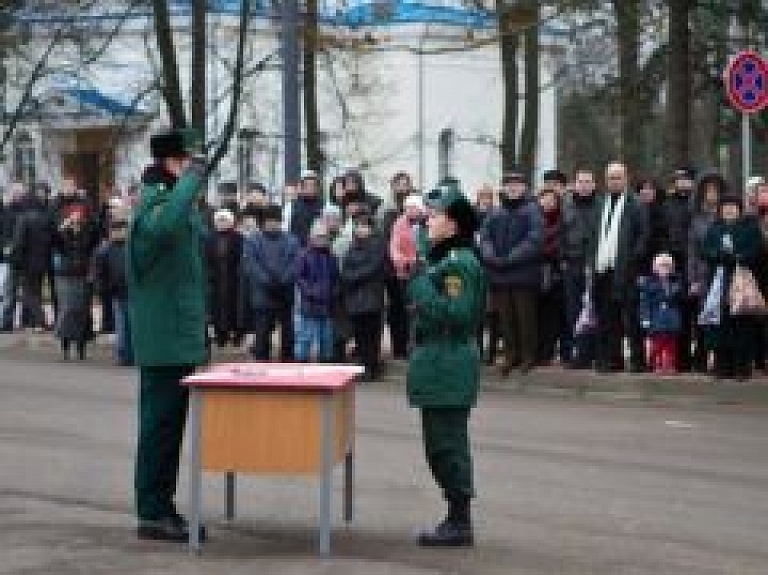 Rēzeknē pie Latgales atbrīvošanas pieminekļa "Vienoti Latvijai"  Robežsargu skolas kadeti deva zvērestu (galerija)