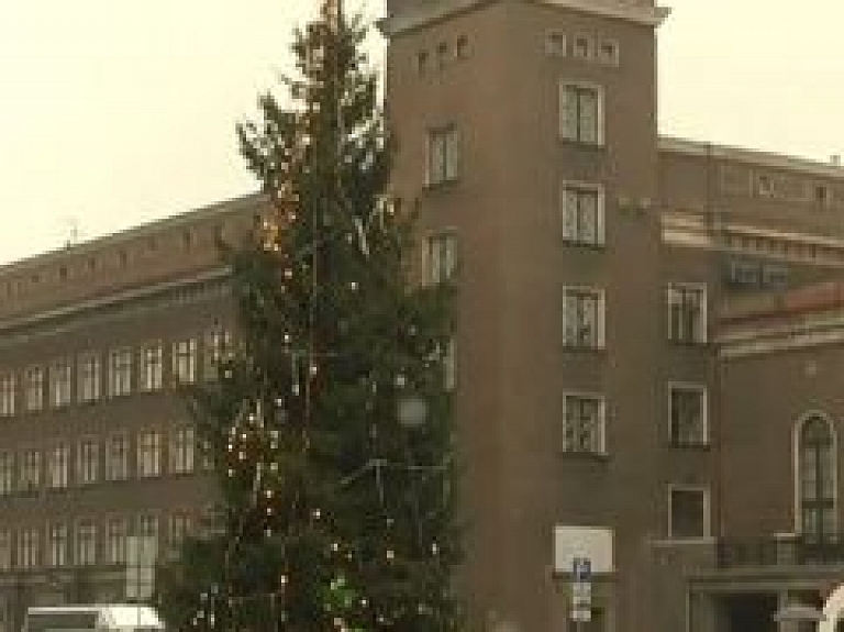 Šogad Rīgu rotā vairāk nekā 100 egles (video)