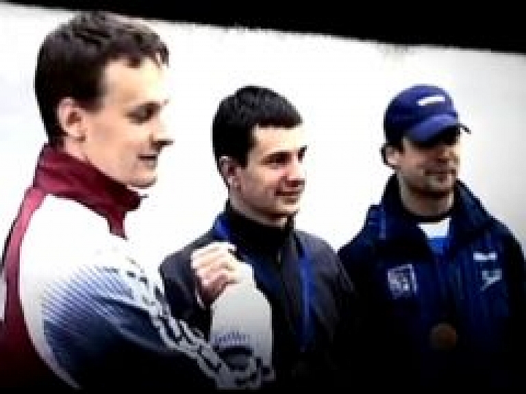 Siguldieši brāļiem Dukuriem iedzied dziesmu (video)