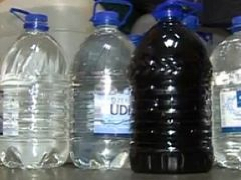 Valsts policija Saldū privātmājā konfiscē lielu daudzumu kontrabandas cigaretes un nelegālo alkoholu (video)
