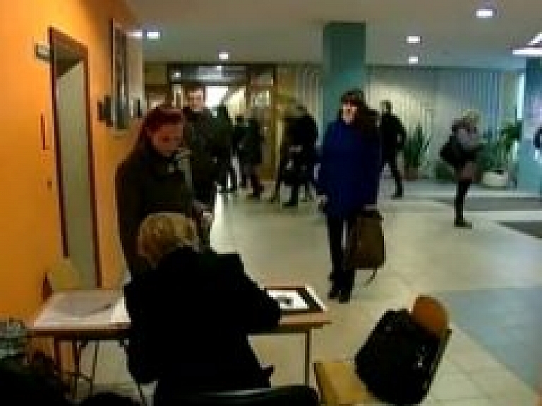 CVK: parakstu vākšanā par krievu valodu piedalījušies 183 046 vēlētāji (video) - papildināts