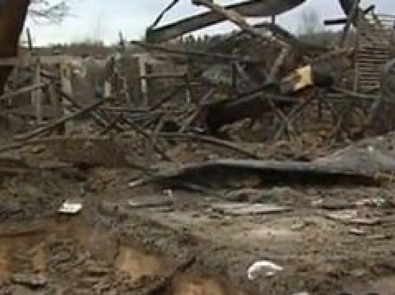 Siguldas apkārtnē nodeg viesu nams (video)