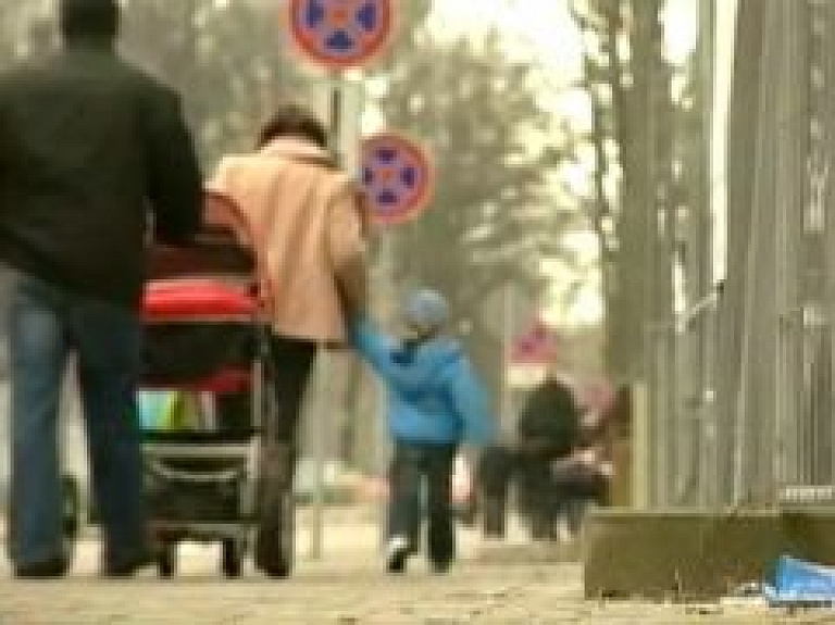 Pētījums: 51,5% vecāku bērnu audzināšanā lieto miesas sodus (video)
