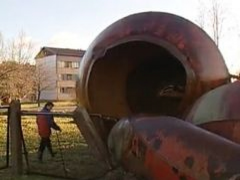 Saldus pusē vējš sagāzis ūdenstorni (video)